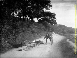 1 vue - Scène comique de chute de bicyclette. - [entre 1900 et 1920]. - Photographie (ouvre la visionneuse)