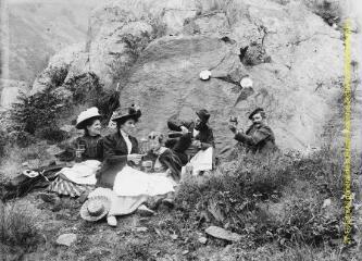 2 vues - Pique-nique en montagne : groupe assis. - [entre 1900 et 1920]. - 2 photographies (ouvre la visionneuse)