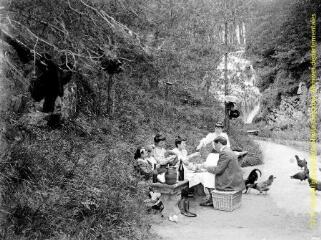 1 vue - Saint-Ferréol : pique-nique en bordure de chemin. - [entre 1900 et 1920]. - Photographie (ouvre la visionneuse)