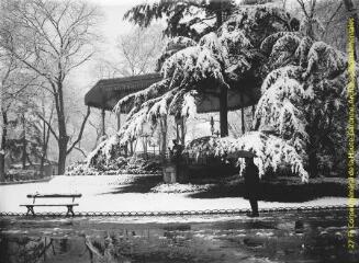 1 vue - Toulouse : jardin du Grand-Rond sous la neige : kiosque à musique et statue. - [entre 1900 et 1920]. - Photographie (ouvre la visionneuse)