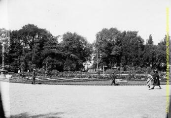 1 vue - Toulouse : jardin du Grand-Rond : bassin et jet d\'eau. - [entre 1900 et 1922]. - Photographie (ouvre la visionneuse)