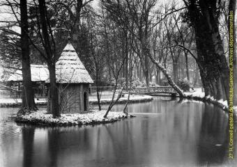 1 vue - Toulouse : jardin des Plantes sous la neige : pièce d\'eau et pont rustique. - [entre 1900 et 1920]. - Photographie (ouvre la visionneuse)