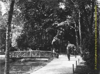 1 vue - Toulouse : jardin des Plantes : promeneurs près du pont rustique. - [entre 1900 et 1920]. - Photographie (ouvre la visionneuse)