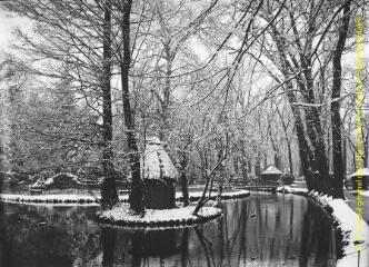 1 vue - Toulouse : jardin des Plantes sous la neige : pièce d\'eau et pont rustique. - [entre 1900 et 1920]. - Photographie (ouvre la visionneuse)