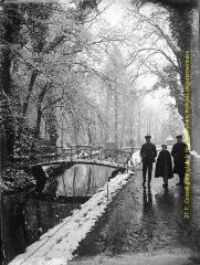 1 vue - Toulouse : jardin des Plantes sous la neige : promeneurs près d\'une passerelle métallique. - [entre 1900 et 1920]. - Photographie (ouvre la visionneuse)