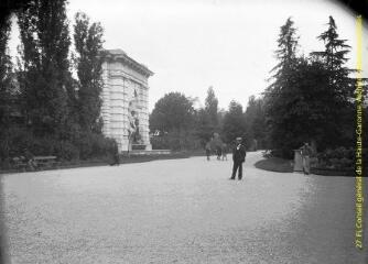 1 vue - Toulouse : jardin des Plantes : homme en pose près de la fontaine Ariège-Garonne. - [entre 1900 et 1920]. - Photographie (ouvre la visionneuse)