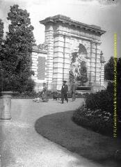1 vue - Toulouse : jardin des Plantes : promeneurs devant la fontaine Ariège-Garonne. - [entre 1900 et 1920]. - Photographie (ouvre la visionneuse)