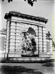 1 vue - Toulouse : jardin des Plantes : fontaine Ariège-Garonne. - [entre 1900 et 1920]. - Photographie (ouvre la visionneuse)