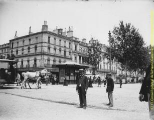 1 vue - Toulouse : carrefour Lafayette : magasin d\'ameublement à l\'angle du boulevard de Strasbourg et des allées Lafayette (actuelle allée Jean-Jaurès). - [entre 1900 et 1920]. - Photographie (ouvre la visionneuse)