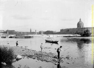 1 vue - Toulouse : pêcheurs au bord de la Garonne à hauteur de la chaussée du Bazacle. - [entre 1900 et 1920]. - Photographie (ouvre la visionneuse)