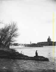 1 vue - Toulouse : la Garonne à la chaussée du Bazacle. - [entre 1900 et 1920]. - Photographie (ouvre la visionneuse)