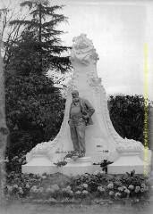 2 vues - Toulouse : jardin des Plantes : statue d\'Armand Silvestre. - [entre 1900 et 1920]. - 2 photographies (ouvre la visionneuse)