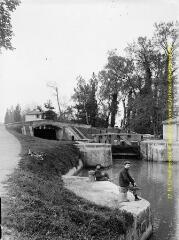 1 vue - Castanet-Tolosan : canal du Midi : écluse de Castanet. - [entre 1900 et 1920]. - Photographie (ouvre la visionneuse)