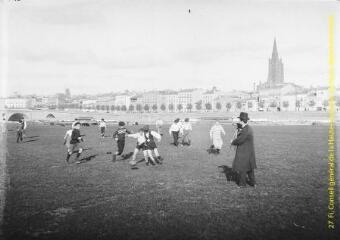 1 vue - Toulouse : enfants jouant au football à la prairie des Filtres. - [entre 1900 et 1920]. - Photographie (ouvre la visionneuse)
