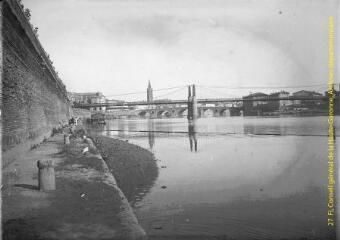 1 vue - Toulouse : le pont Saint-Pierre et le Pont-Neuf, pris du quai Saint-Pierre. - [entre 1900 et 1920]. - Photographie (ouvre la visionneuse)