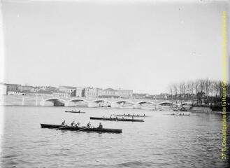 1 vue - Toulouse : pont de Halage-de-Tounis : séance d\'aviron. - [entre 1900 et 1920]. - Photographie (ouvre la visionneuse)