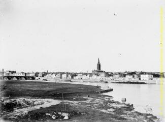1 vue - Toulouse : rive droite vue depuis la prairie des Filtres. - [entre 1900 et 1920]. - Photographie (ouvre la visionneuse)