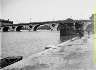 1 vue  - Toulouse : bateau lavoir en amont du Pont-Neuf. - [entre 1900 et 1920]. - Photographie (ouvre la visionneuse)