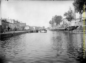 1 vue - Toulouse : port Saint-Etienne : lavoir et péniches. - [entre 1900 et 1920]. - Photographie (ouvre la visionneuse)