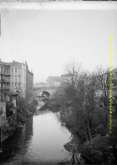 1 vue - Toulouse : la Garonnette et le pont de Tounis : vue en direction de l\'église de la Daurade. - [entre 1900 et 1920]. - Photographie (ouvre la visionneuse)
