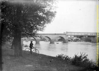 1 vue - Pinsaguel : les ponts sur la Garonne. - [entre 1900 et 1920]. - Photographie (ouvre la visionneuse)