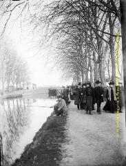 1 vue - Toulouse : canal du Midi : pêcheur et promeneurs. - [entre 1900 et 1920]. - Photographie (ouvre la visionneuse)