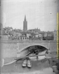 1 vue - Toulouse : la Garonnette et le pont de Tounis : vue en direction de l\'église de la Dalbade. - [entre 1900 et 1920]. - Photographie (ouvre la visionneuse)