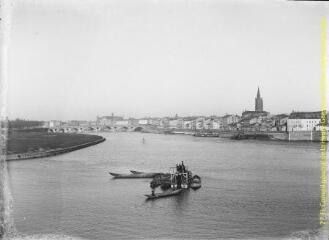 1 vue - Toulouse : la Garonne (barques), le Pont-Neuf et panorama de la rive droite. - [entre 1900 et 1920]. - Photographie (ouvre la visionneuse)