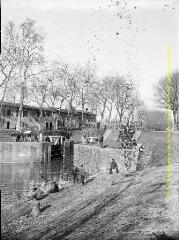 1 vue - Toulouse : groupe d\'hommes près de la première écluse entre les Ponts-Jumeaux et la Garonne. - [entre 1900 et 1920]. - Photographie (ouvre la visionneuse)