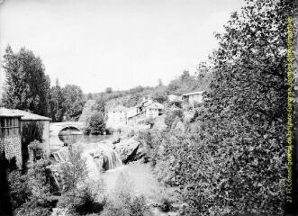 1 vue - Village au bord de l\'eau et pont. - [entre 1900 et 1920]. - Photographie (ouvre la visionneuse)