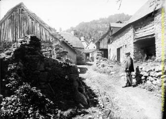 1 vue - Un homme dans un hameau de montagne. - [entre 1900 et 1920]. - Photographie (ouvre la visionneuse)
