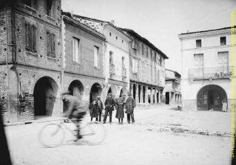 1 vue - Saint-Sulpice-sur-Lèze : groupe dans une rue avec passages couverts. - [entre 1900 et 1920]. - Photographie (ouvre la visionneuse)