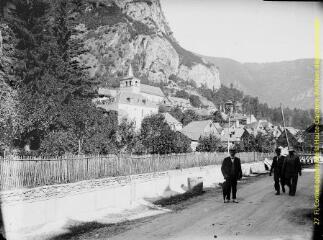 1 vue - Cierp-Gaud : vue de l\'église et du village. - [entre 1900 et 1920]. - Photographie (ouvre la visionneuse)