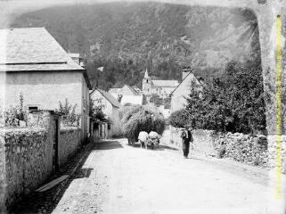 1 vue - Cierp-Gaud : char à foin dans une rue du village. - [entre 1900 et 1920]. - Photographie (ouvre la visionneuse)