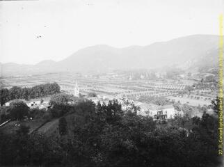 1 vue - Village avec son église et ses champs arborés, dans un paysage de montagne. - [entre 1900 et 1920]. - Photographie (ouvre la visionneuse)
