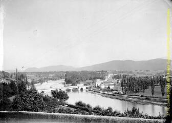 1 vue - Montréjeau : vue générale du paysage (pont). - [entre 1900 et 1920]. - Photographie (ouvre la visionneuse)