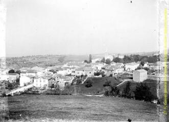 1 vue - Village avec son église et une tour. - [entre 1900 et 1920]. - Photographie (ouvre la visionneuse)