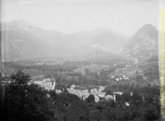1 vue - Village dans la vallée dans un paysage de montagne. - [entre 1900 et 1920]. - Photographie (ouvre la visionneuse)