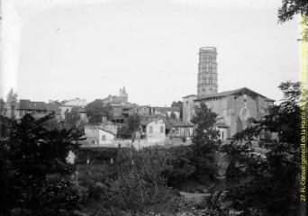 1 vue - Rieux : cathédrale Sainte-Marie, village et pont de Lajous sur l\'Arize. - [entre 1900 et 1920]. - Photographie (ouvre la visionneuse)