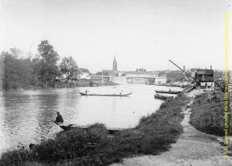 1 vue - Toulouse : Port-Garaud : berges du bras supérieur de la Garonne, avec le pont Saint-Michel et l\'église Notre-Dame de la Dalbade en arrière plan. - [entre 1900 et 1920]. - Photographie (ouvre la visionneuse)