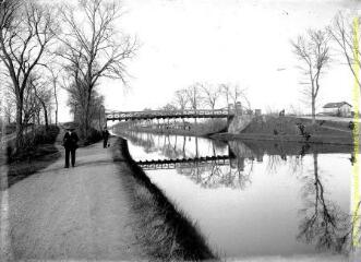 1 vue - Canal du Midi : pont et pêcheur à la ligne. - [entre 1900 et 1920]. - Photographie (ouvre la visionneuse)