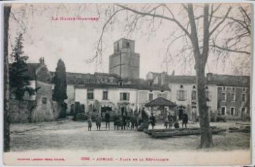2 vues La Haute-Garonne. 1099. Auriac[-sur-Vendinelle] : place de la république. - Toulouse : Labouche frères, marque LF au verso, [vers 1924]. - Carte postale
