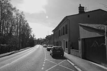 1 vue La route et entrée du village / Maxime Joulot photographe. - 25 février 2019. - Photographie numérique