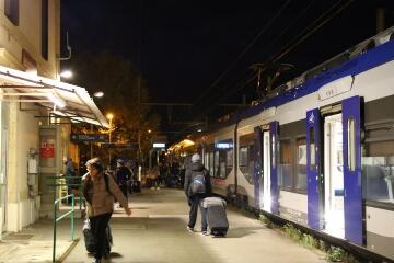 3 vues  - L\'arrivée d\'un train en gare / Anaïs Belchun photographe. - 2 novembre 2017. - Photographie numérique (ouvre la visionneuse)
