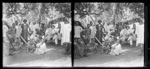 4 vues - 2. Cercle de Conakry. Ile de Tamara : village de Roume. Palabre avec les pêcheurs Sierra-Léonais. - 11 mars 1923 (ouvre la visionneuse)