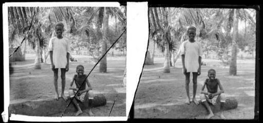 4 vues - 120. Cercle Forécariah, à Forécariah : mon boy et petit aide \'Quimoko Djaquety\' (à droite) et le petit boy de Mr Bloch (à gauche). - 15 mars 1923 (ouvre la visionneuse)