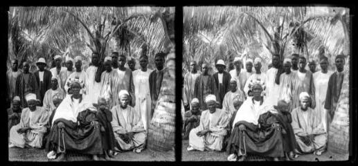 4 vues - 131. Forécariah : al mami Babara Touré et sa cour. - 16 mars 1923 (ouvre la visionneuse)
