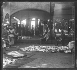 2 vues - 34. Conakry. Le marché aux poissons frais. - 8 mars 1923 (cliché gauche et droit) (ouvre la visionneuse)