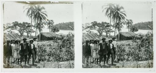 2 vues - 6. Cercle de Conakry. Camp des pêcheurs Sierra-Léonais de l\'île de Tamara. Les cases, les pêcheurs. - 11 mars 1923 (ouvre la visionneuse)
