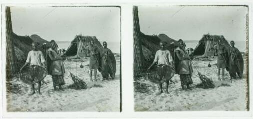 2 vues - 23. Cercle Bofa [Boffa] : campement des pêcheurs de Konébomby [île Khonibombé]. Engins de pêche : 1. la \'Karaté\' à gauche. 2. le \'Tétéyèlé\' au milieu [sorte de nasse]. 3. \'Palancre\' à droite. - 2 mars 1923 (ouvre la visionneuse)
